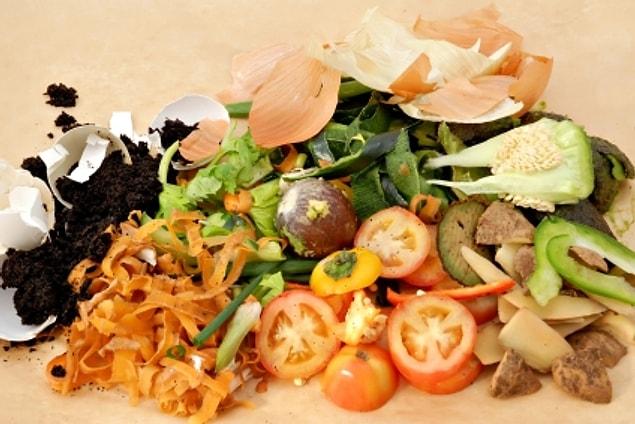 6. Domates, kabak, havuç, patates, muz ne var ne yoksa tüm sebze ve meyve atıklarını bir yerde toplayıp sonra onları gübreye dönüştürün.
