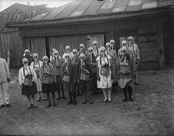 12. 1930'lu yıllarda Rusya'da yangın tatbikatı yapan kızlar... O maskeler nedir öyle!