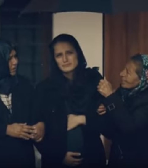 Cihangir kardeşinin vatan haini babasını kahraman sanmasına izin veriyor. Babasının cenazesine gelen bile olmamış.