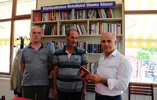 Belediyenin daha önce bazı çay bahçeleri, kafe ve kıraathanelerde kütüphane oluşturduğunu hatırlatan Hızlan, artık belediyenin bu uygulamayı zorunluğu hale getirdiğini ve Belediye Başkanı Hasan Akgün'ün de bu kararı imzaladığını belirtti.