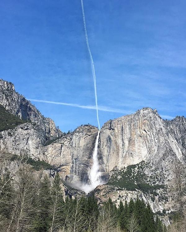 10. Gökyüzünden Yosemite Şelaleleri'ni beslemek için inen bir su şeridine benziyor.