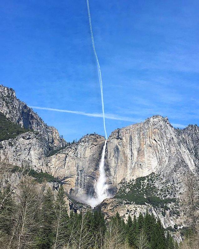 10. Gökyüzünden Yosemite Şelaleleri'ni beslemek için inen bir su şeridine benziyor.