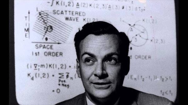 12. Manhattan Projesi esnasında canı çok sıkılan Richard Feynman, çalışma arkadaşlarının dolaplarını tel tokayla açıp içine şakadan notlar bırakırmış.