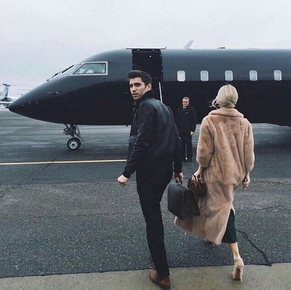 4. Также можно нанять команду профессиональных парикмахеров и визажистов, чтобы они помогли вам создать идеальный лук.