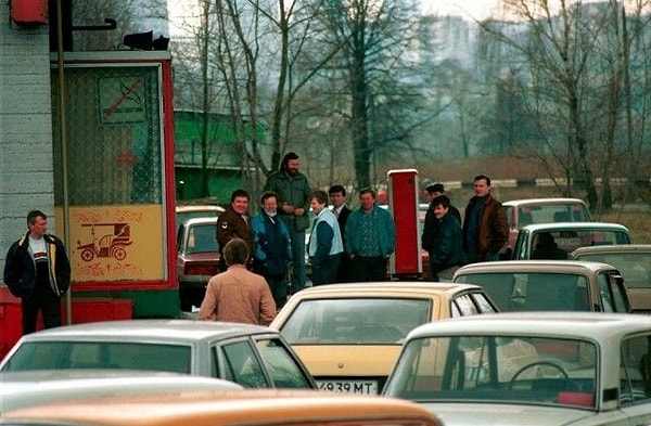 5. Горючего тоже не хватало. Люди выстраивались в огромные очереди, чтобы заправиться.