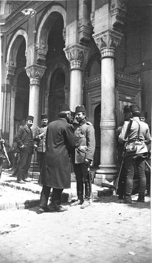 Topçu Kışlası'nın bundan sonra, 1909'daki 31 Mart Vak'ası sırasındaki çatışmalarda büyük ölçüde hasar gördüğü bilinmektedir.