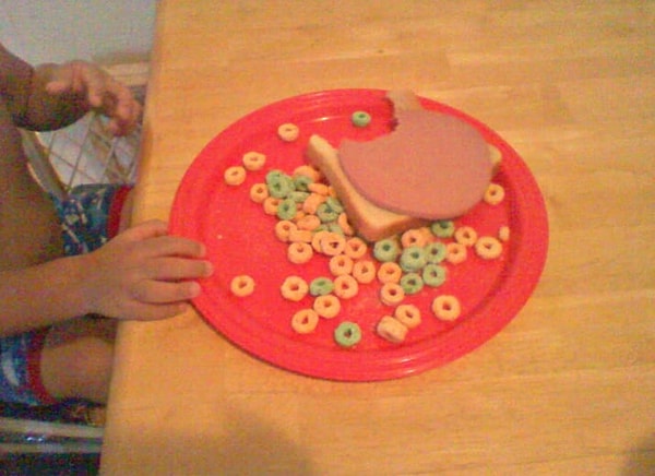 1. Ребенок, предпочитающий есть бутерброд с колбасой вместе со сладкими колечками
