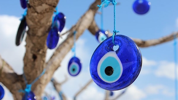 7. Люди думали, что cуществуют невидимые глазные лучи, способные сглазить