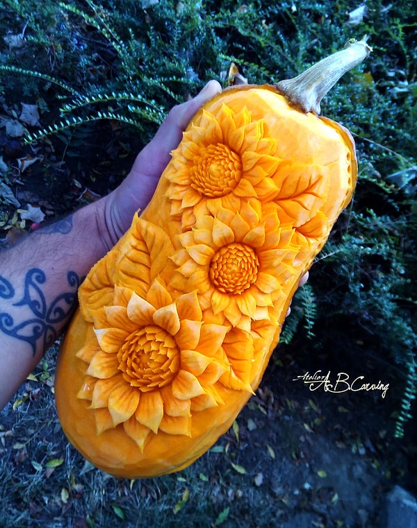 2. Раньше фигурки из тыквы вырезали дети и подростки, но теперь этим стали заниматься даже профессиональные художники, создавая самые настоящие тыквенные шедевры.