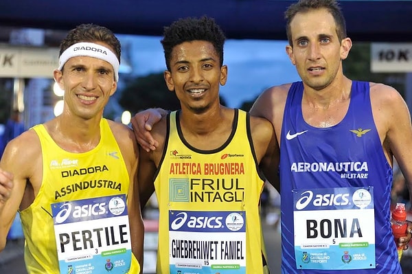 2. В результате бегуны потеряли около 2 минут и проиграли местному представителю Эйобу Фаниэлю, для которого этот марафон стал лишь вторым в его жизни. Его дебют состоялся в прошлом году во Флоренции. Он стал первым итальянцем, победившем в Венецианском марафоне за последние 22 года.