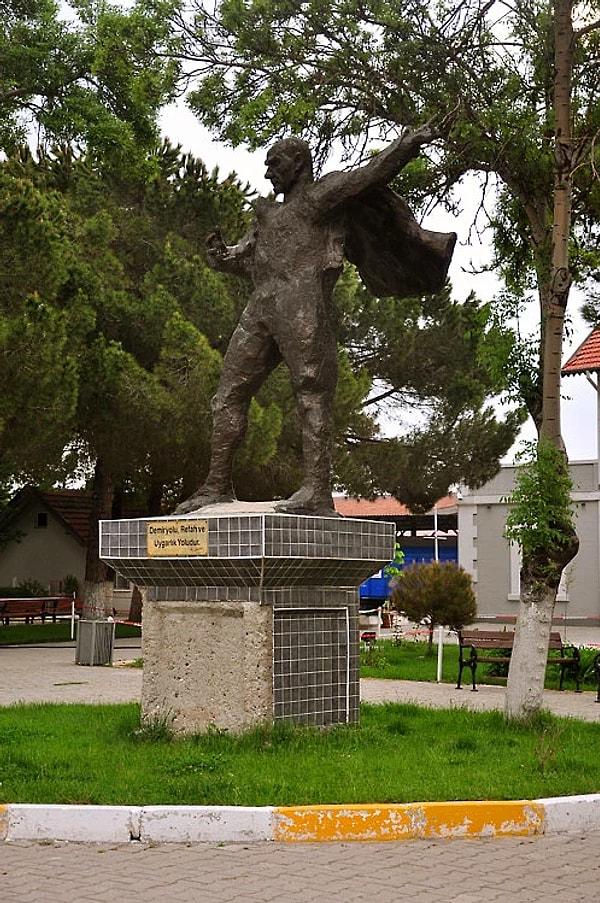1. Uşak Tren Garı önündeki bu heykel ne Atatürk'e ne de pelerinli herhangi bir süper kahramana benziyor.