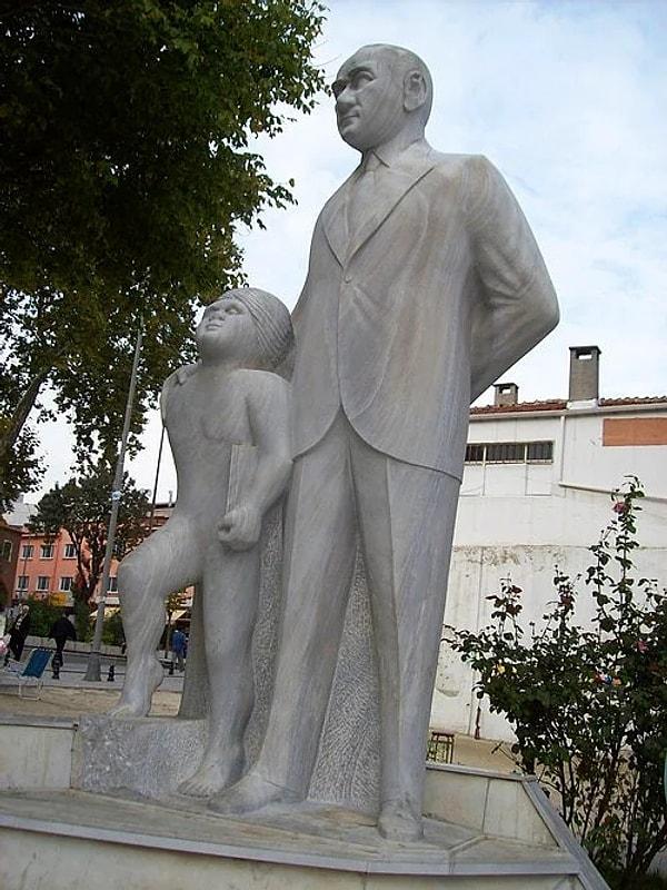 11. Atatürk'e benzemeyen adam ve yanında ensesine buz atılmış gibi duran garip çocuk...