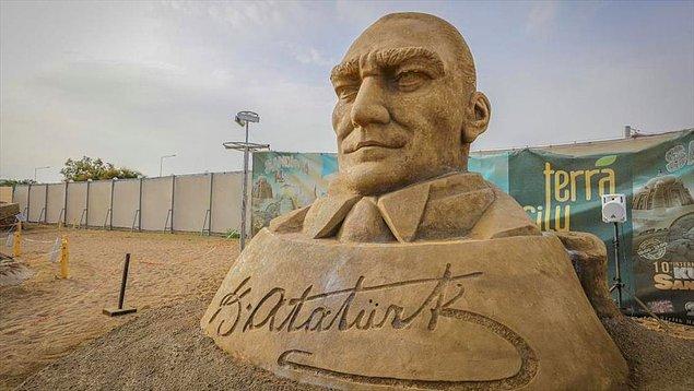 2. Antalya Kum Festivali'ndeki bu kumdan heykeldeki tek doğru şey Atatürk'ün imzası...