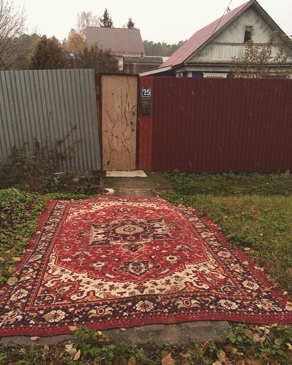 2. Красная ковровая дорожка 💃