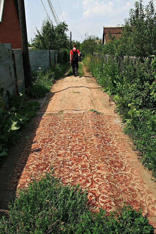 12. Ковер поможет улучшить качество плохих дорог в России