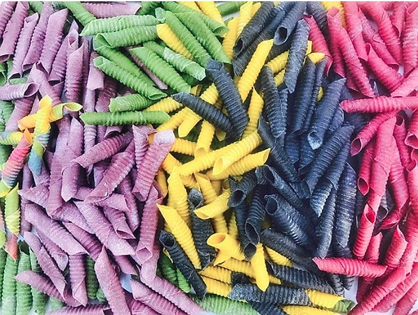 3. Вдохновляясь узорами и оттенками, увиденными в природе, Николсон создает макароны по типу того как создают дизайн одежды.