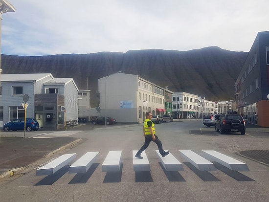 Üç Boyutlu Optik İllüzyon ile Hazırlanan Efsane Yaya Geçidi