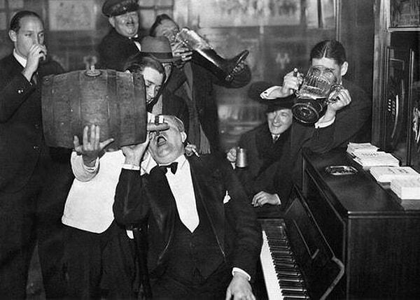9. ABD'de içki yasağının sona ermesini kutlayan vatandaşlar, 1933.
