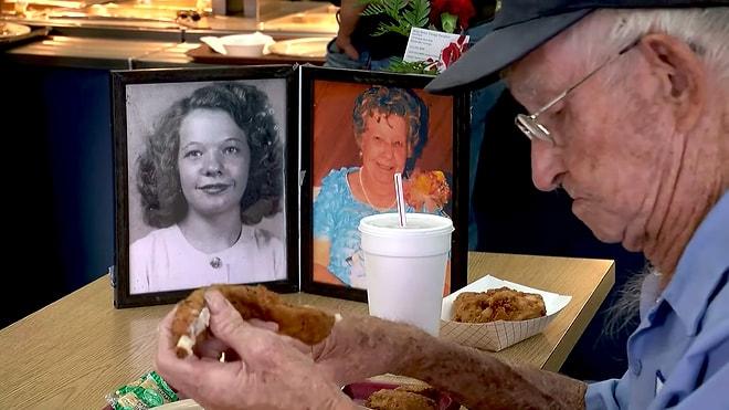 Ölümsüz Aşk! 93 Yaşındaki Adam Vefat Eden Eşinin Fotoğrafı Yanında Olmadan Yemek Bile Yemiyor
