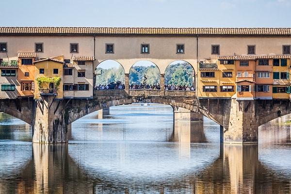 6. Floransa'daki Ponte Vecchio ve Üzerindeki Binalar