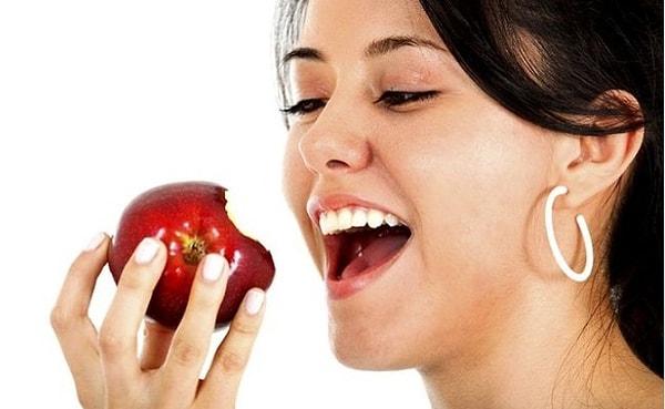 11. Eğer burnunuzu elma, patates veya soğanla kaplarsanız, bunları yediğinizde aldığınız aynı tadı alırsınız.