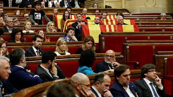 Halk Partisi'nden milletvekilleri salonu terk ederken genel kurul koltuklarına İspanya ve Katalonya bayrakları bıraktı.