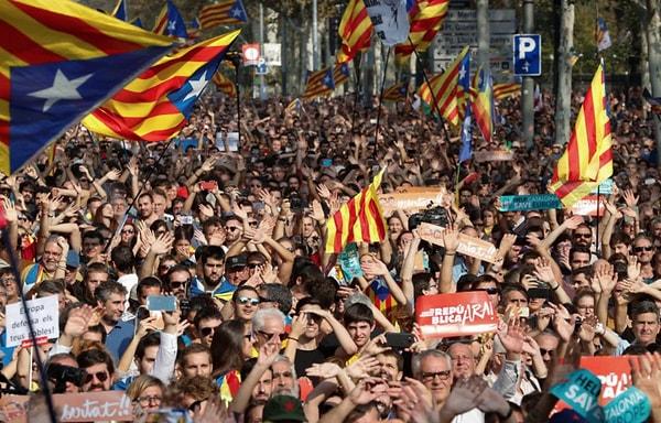 Çok sayıda Katalan, parlamento binası önünde toplandı.