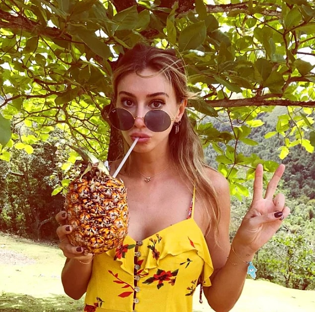 Ha tabii ananasın, kokonatın içinden içtiği kokteyller var bi de, unutmuşuz. İnsanın sinirlerini bozacak kadar kaliteli yaşıyor.