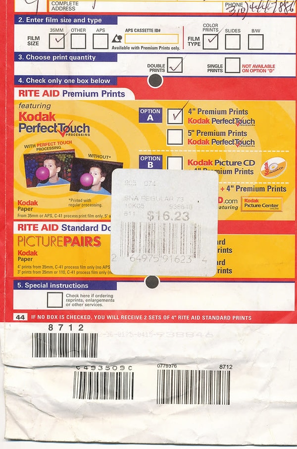 12. Эти желанные конверты с напечатанными фотографиями из Kodak... Когда отпуск ограничивался 36-ю кадрами, а не тысячью :)