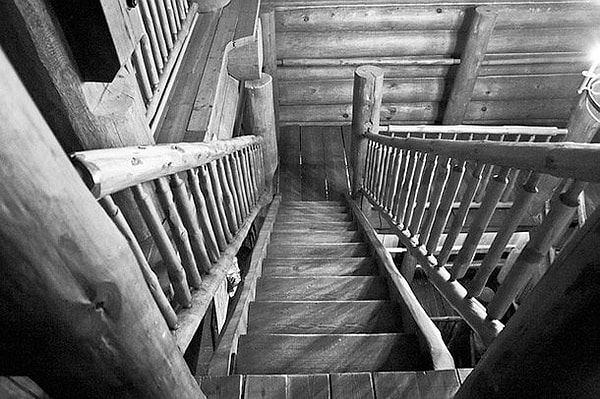 6. Спускаясь по лестнице, не держите руки в карманах