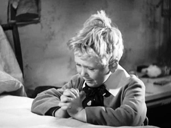 7. Jackie Cooper, 1931 yapımı 'Skippy'de oynadığında 8 yaşındaydı. Bir sahnede bir türlü ağlayamayınca, yönetmen Norman Taurog, Jackie'nin köpeğini setten dışarı çıkarttı ve köpeği silahla vurdurtmuş numarası yaptı.