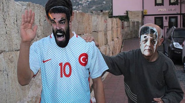 13. Yılmaz Vural maskesi takarak Arda Turan maskesi takan kişiyi kovalamak... Aşırı adamlık içeren bir görsel.