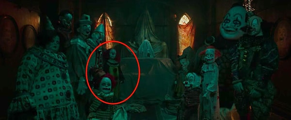 10. В комнате с куклами можно заметить одну в образе Пеннивайза из мини-сериала 1990 года