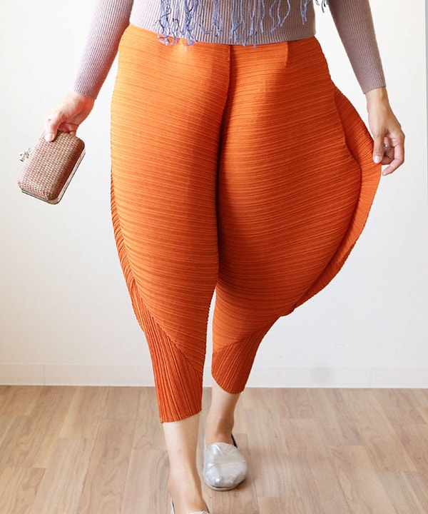 Эти брюки, которые стали новейшим изобретением в мире японской моды, продаются в местном интернет-магазине "Rakuten".