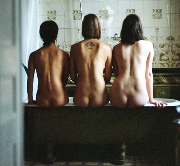 "Fess" по-французски означает "попа". Два соратника-автора проекта, которые одновременно занимаются фотографией, должны фотографировать 1001 женщину для реализации задуманного плана.