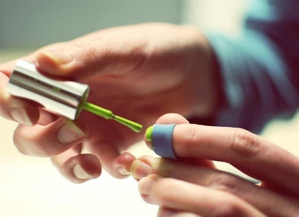 9. Сделать идеальный френч поможет канцелярский скотч.