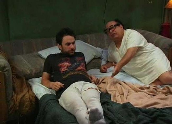 10. Чарли из "В Филадельфии всегда солнечно" отдает за жилье около половины зарплаты