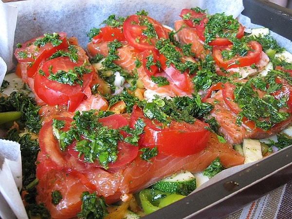 1. Запеченный лосось с кабачком и помидорами