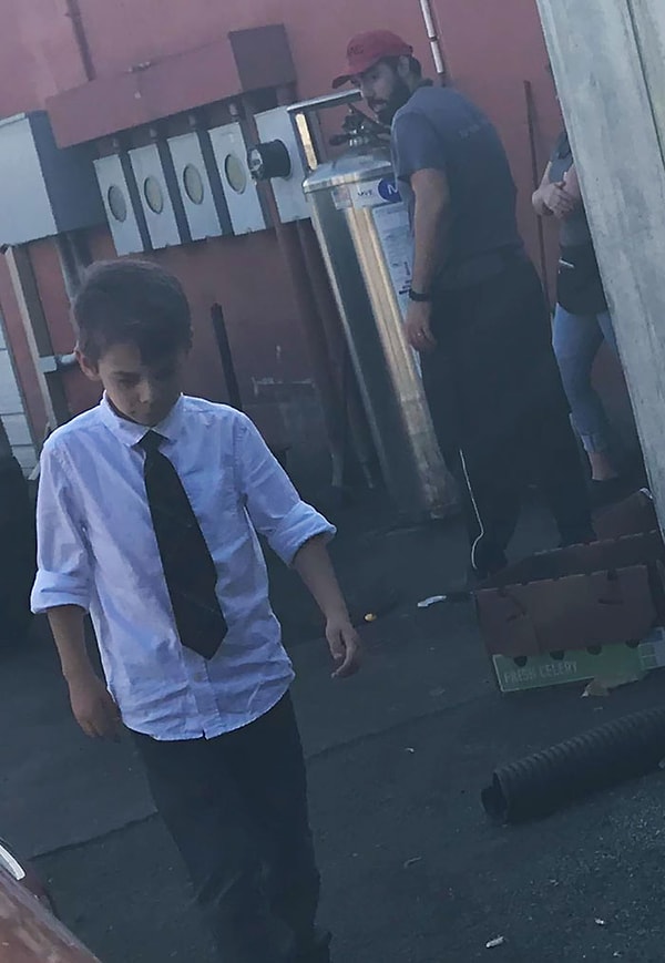 3. Тогда мама попросила его выбрать своего любимого героя, чтобы она могла сделать его костюм. И мальчик закричал: "Папа!"