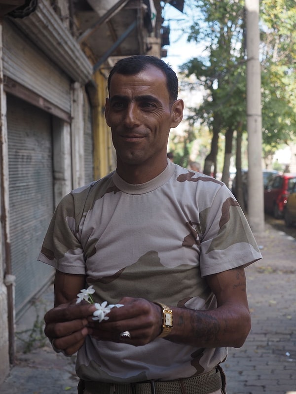 20. Сирийский солдат протягивает путешественнику цветы