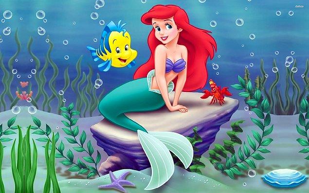 9. Küçük Deniz Kızı’nın orijinal versiyonunda Ariel’in bacakları her hareketinde ona acı veriyor. Prens onun dans edişini izlemeyi sevdiği için çektiği acılara rağmen onun için dans ediyor. Prens başkasıyla evlenince de intihar ediyor.