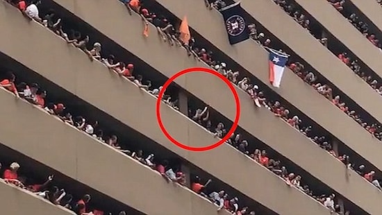 Geçit Töreninde Düşen Şapkayı Sahibine Ulaştırmaya Çalışanlar Mükemmel İnsanlar