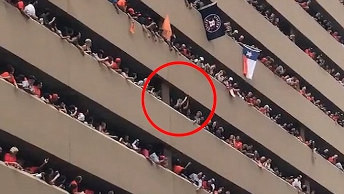 Geçit Töreninde Düşen Şapkayı Sahibine Ulaştırmaya Çalışanlar Mükemmel İnsanlar