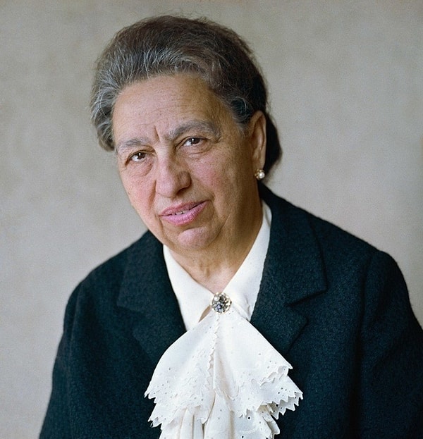 2. Это Виктория Брежнева, жена Леонида Ильича Брежнева.