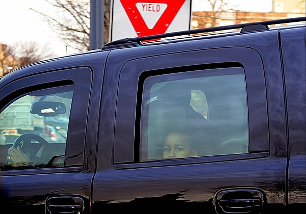 11. Семье президента запрещено открывать окна в Белом доме и в автомобиле