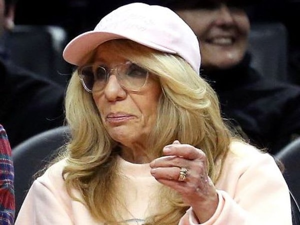 5. Мама какой знаменитости на этом фото?