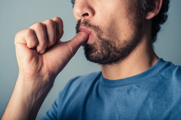 8. Чтобы успокоиться, когда сильно нервничаете, засуньте в рот большой палец и пытайтесь выдуть воздух, надувая при этом щеки