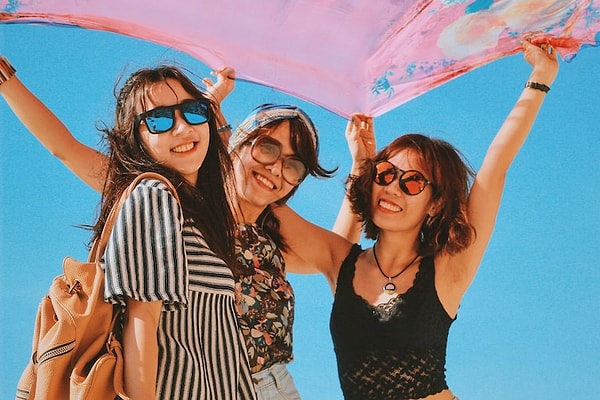 13. Запишите себе в телефон адрес своей гостиницы/отеля, номер местной полиции и скорой