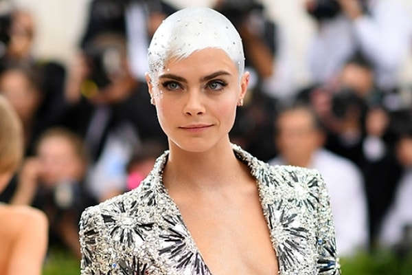 Например, в мае прошлого года на парижском вокзале Кара ответила истерикой на просьбу работников предъявить багаж для досмотра. Девушка была уверена, что к ней, как к знаменитости, все, в том числе сотрудники вокзала, должны относиться по-особенному. В результате Кара заплатила штраф и целый час провела в отделении полиции.