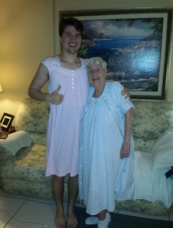 6. "Бабушка стеснялась появляться перед нами в ночнушке, поэтому я решил ее поддержать"